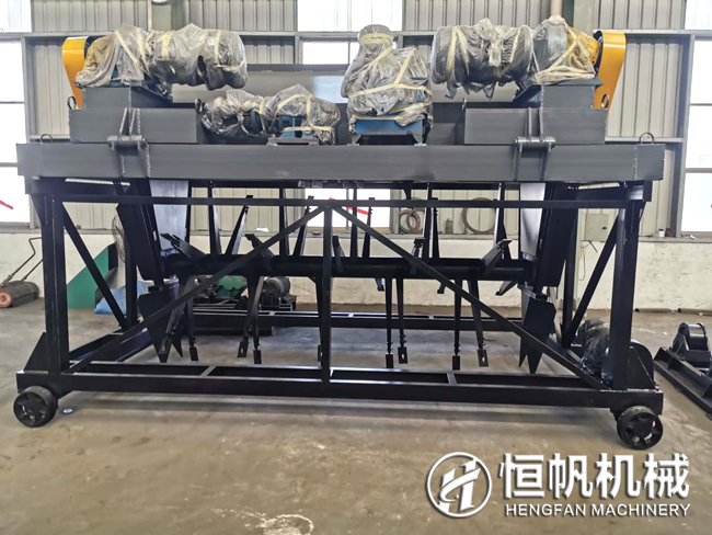 一套有機肥生產(chǎn)設(shè)備一共大概需要多少錢?(圖2) 槽式翻堆機